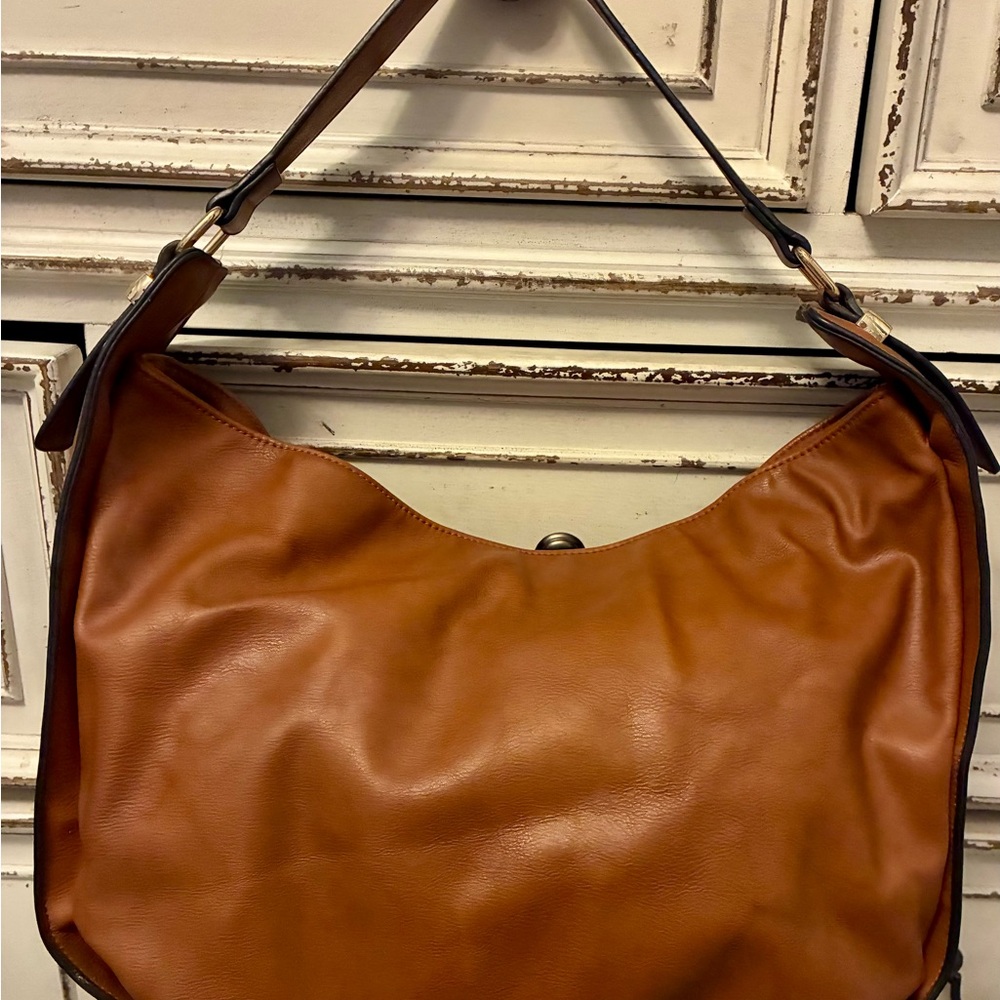 Classic Leather Hobo Shoulder Bag - Tan